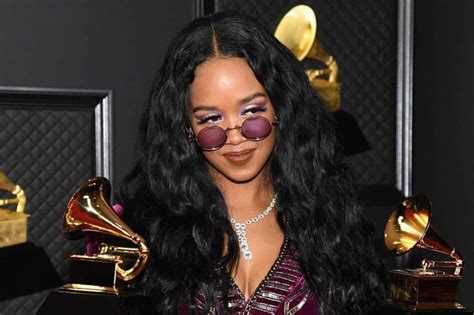 WATCH: H.E.R. impersonates her Filipina 'tita' after Grammy win.
